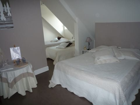 Suite (Parentale) | Individually decorated, individually furnished, blackout drapes