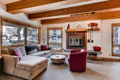 Condo, 2 Bedrooms | Living area