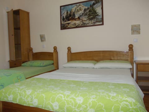 Triple Room | Iron/ironing board, free WiFi