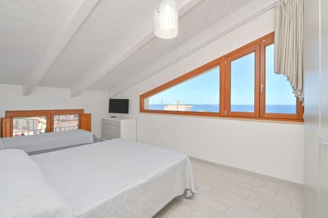 Family Apartment, Private Bathroom, Sea View (leucosia)