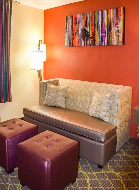 Standard Room, 1 King Bed, Non Smoking | Desk, soundproofing, iron/ironing board, free WiFi