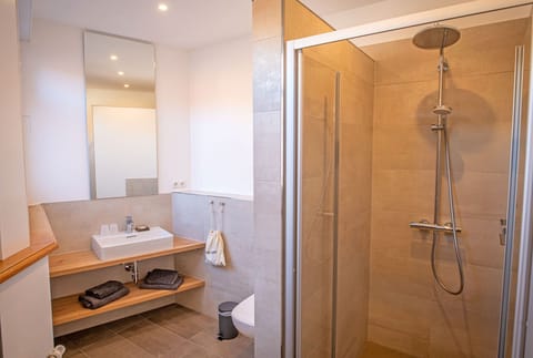 Comfort Double Room | Bathroom | Shower, free toiletries, hair dryer, towels