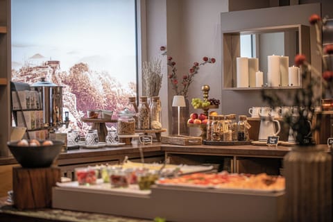 Lunch and dinner served, local and international cuisine