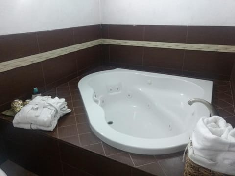 Shower, rainfall showerhead, free toiletries, hair dryer