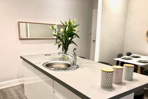 House, 3 Bedrooms, Non Smoking | Private kitchen | Full-size fridge, microwave, oven, stovetop