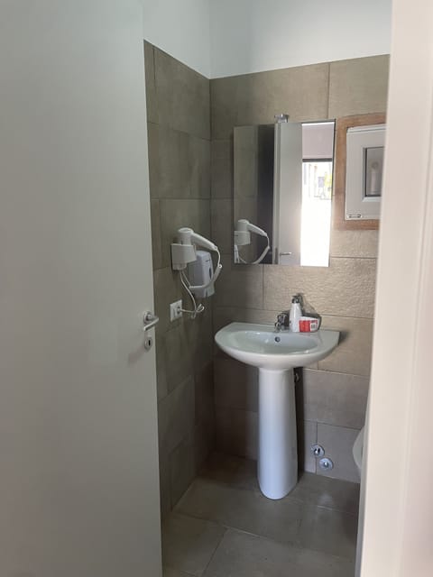 Shower, rainfall showerhead, free toiletries, hair dryer