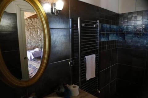 Double Room | Bathroom | Shower, rainfall showerhead, free toiletries, hair dryer