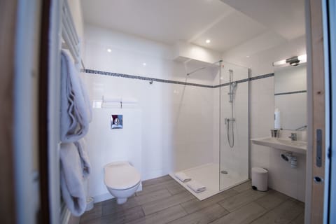 Classic Suite | Bathroom | Shower, hair dryer, towels
