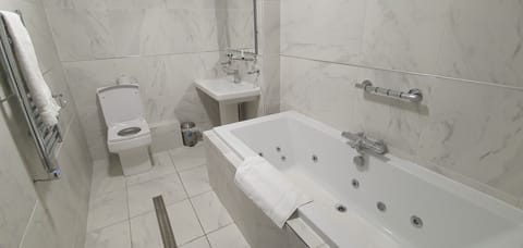 Junior Suite, 1 Bedroom, Ensuite | Jetted tub