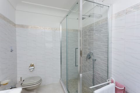 Comfort Double Room | Bathroom | Shower, rainfall showerhead, free toiletries, hair dryer