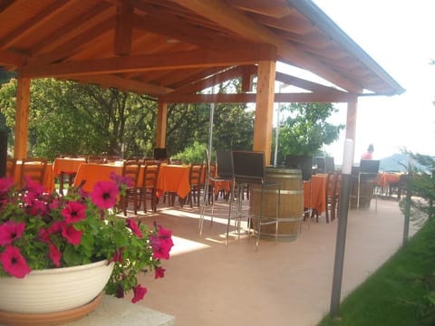 Breakfast, lunch, dinner served; Italian cuisine 