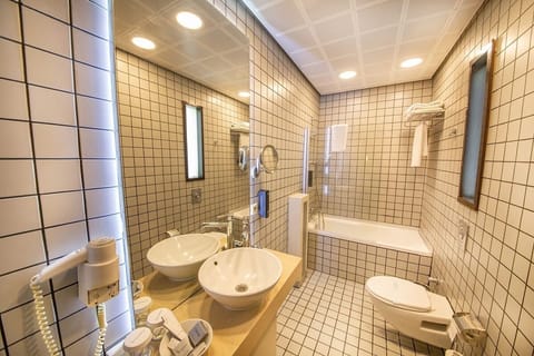 Combined shower/tub, deep soaking tub, free toiletries, hair dryer