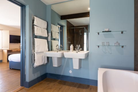 Rainfall showerhead, free toiletries, hair dryer, towels