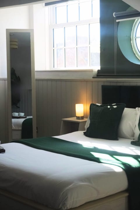 Superior Double Room | Desk, iron/ironing board, bed sheets