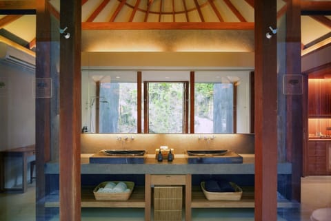 Shower, rainfall showerhead, free toiletries, hair dryer