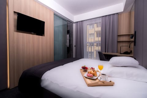 Classic Single Room, 1 Twin Bed, Non Smoking | Living area | Flat-screen TV