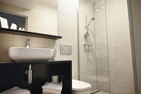 Shower, free toiletries, towels