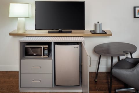 Standard Room, 1 Queen Bed, Accessible (Communications) | In-room safe, desk, laptop workspace, blackout drapes