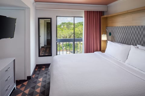 Standard Room, 1 King Bed | In-room safe, desk, laptop workspace, blackout drapes