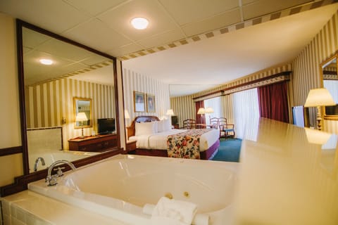 King Spa Room – 1 King & Spa Tub | Hypo-allergenic bedding, laptop workspace, iron/ironing board, free WiFi