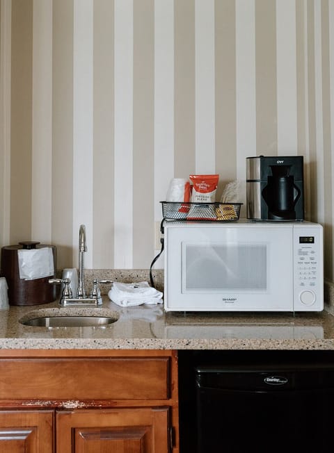 Suite- Bay View – 1 King | Hypo-allergenic bedding, laptop workspace, iron/ironing board, free WiFi