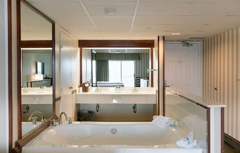 King Spa Room – 1 King & Spa Tub | Hypo-allergenic bedding, laptop workspace, iron/ironing board, free WiFi