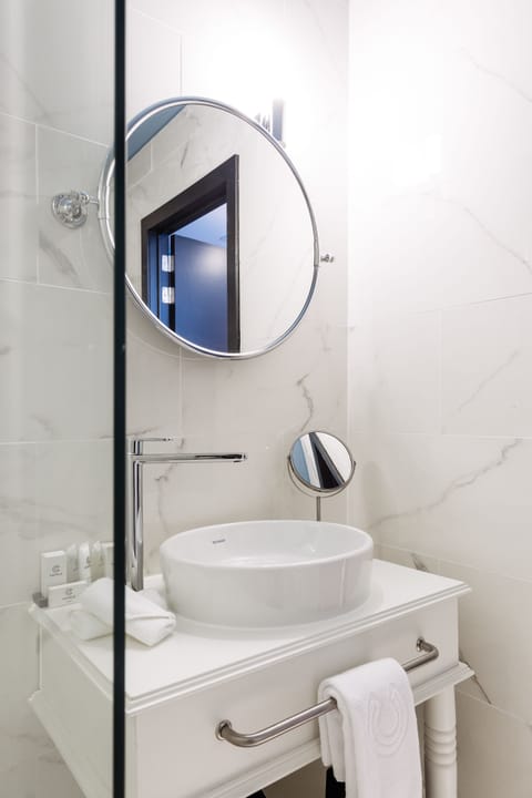 Double Room, Terrace, City View | Bathroom | Shower, free toiletries, towels