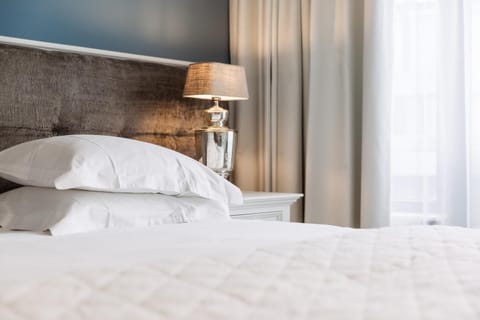 Minibar, free WiFi, bed sheets