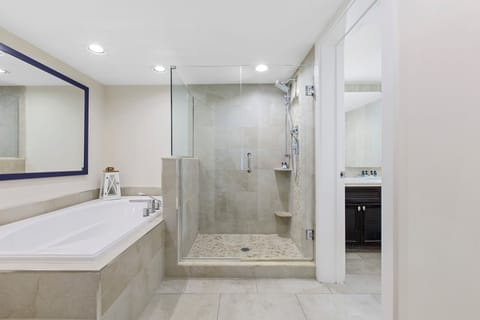 Suite, 1 Bedroom (Penthouse, King, Bay Front) | Bathroom | Combined shower/tub, free toiletries, hair dryer, towels