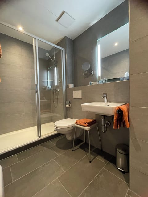Family Room | Bathroom | Shower, free toiletries, hair dryer, towels
