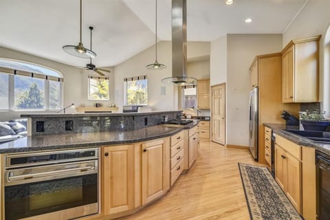 House, 4 Bedrooms | Private kitchen | Cookware/dishes/utensils