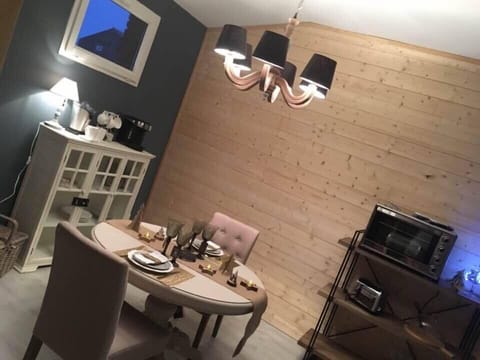 Double Room, 1 Queen Bed, Non Smoking | In-room dining