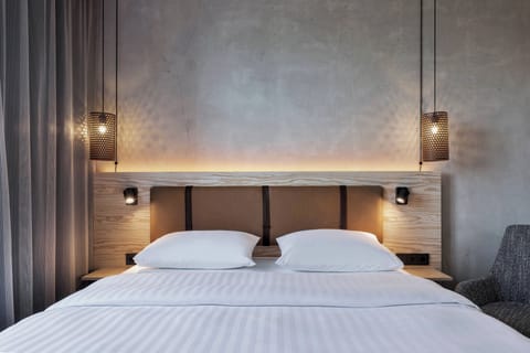 Room, 1 Queen Bed, Non Smoking | In-room safe, desk, iron/ironing board, free cribs/infant beds