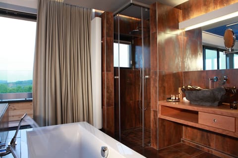 Suite with King Bed | Bathroom | Free toiletries, hair dryer, bathrobes, slippers