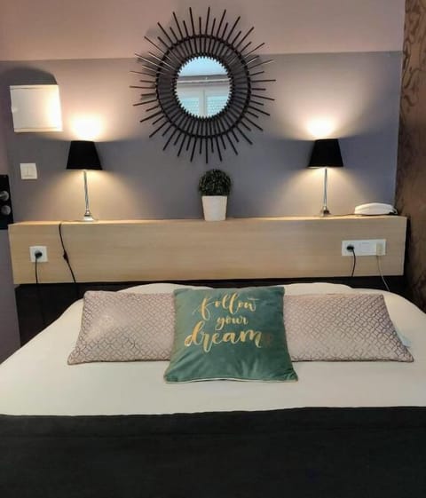 Desk, soundproofing, free wired internet, bed sheets