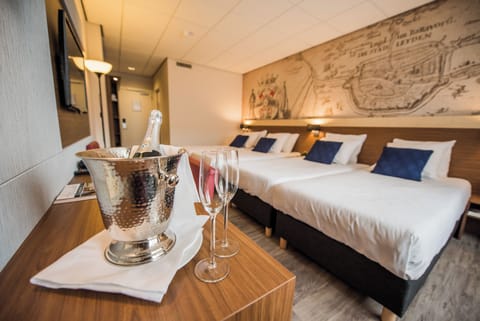 Family Room | Hypo-allergenic bedding, desk, iron/ironing board, cribs/infant beds