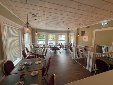 Free daily English breakfast