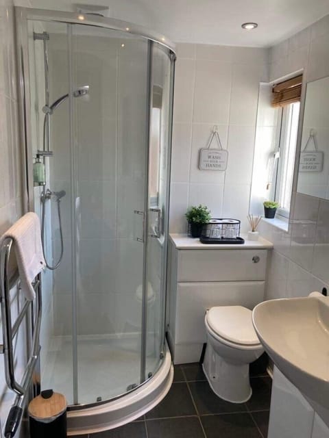 Twin Room (Room 2) | Bathroom | Shower, hair dryer, towels