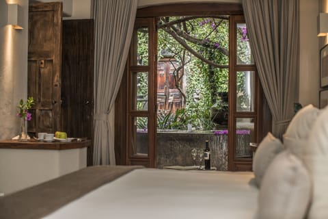 Deluxe Suite | Premium bedding, down comforters, in-room safe, laptop workspace