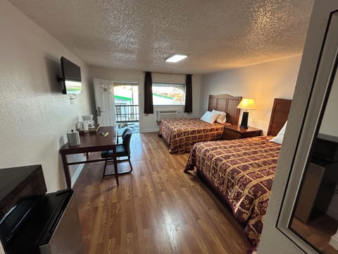 Executive Room | Desk, laptop workspace, blackout drapes, free WiFi