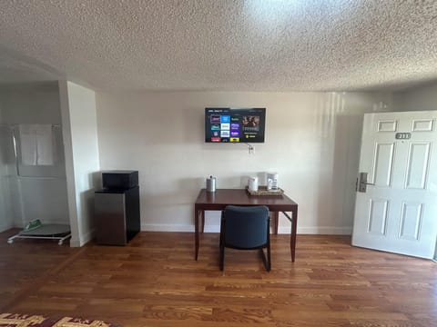 Executive Room | Desk, laptop workspace, blackout drapes, free WiFi