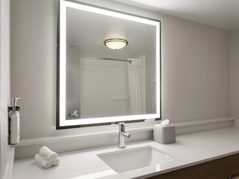 Standard Room, 1 King Bed | Bathroom | Free toiletries, hair dryer, towels, soap