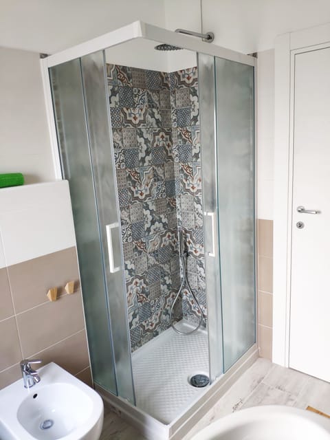 Classic Quadruple Room (verde) | Bathroom | Shower, hair dryer, bathrobes, bidet