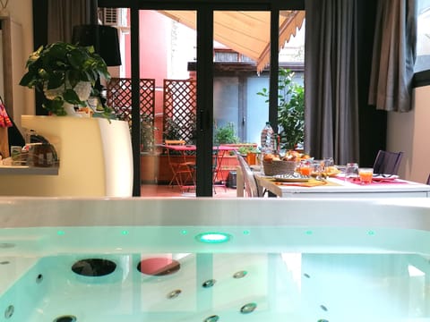 Indoor spa tub