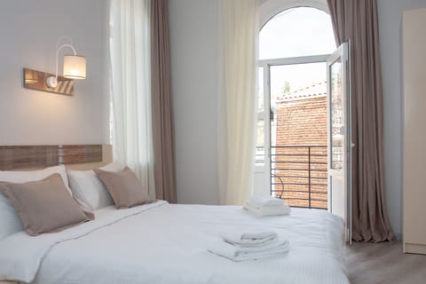 Deluxe Double Room, 1 King Bed, Balcony | Desk, soundproofing, iron/ironing board, free WiFi