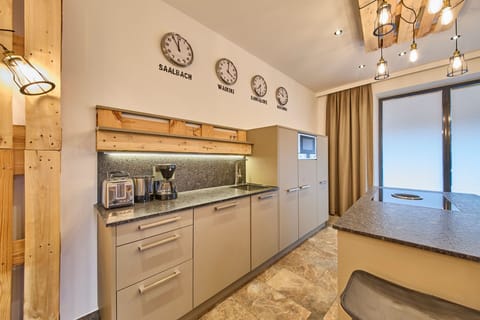 Apartment (Appartement) | Private kitchen | Full-size fridge, oven, stovetop, espresso maker