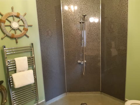 Superior Twin Room (Accessible) | Bathroom | Free toiletries, hair dryer, towels, soap