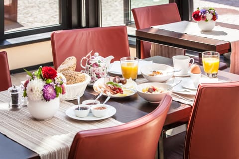 Free daily buffet breakfast