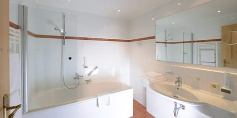 Comfort Double Room | Bathroom | Hair dryer, towels