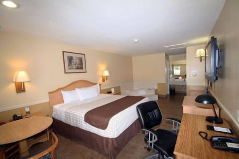 Standard Room, 1 King Bed, Non Smoking, Jetted Tub | Desk, iron/ironing board, WiFi (free), alarm clocks